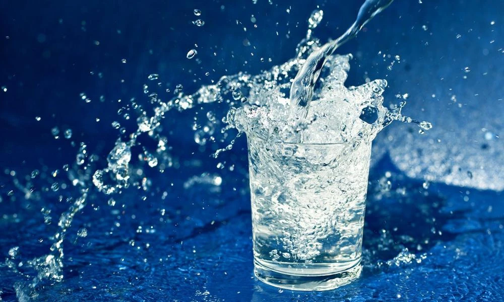 Πώς επηρεάζει το αλκαλικό νερό την υγεία; Τι ισχύει τελικά
